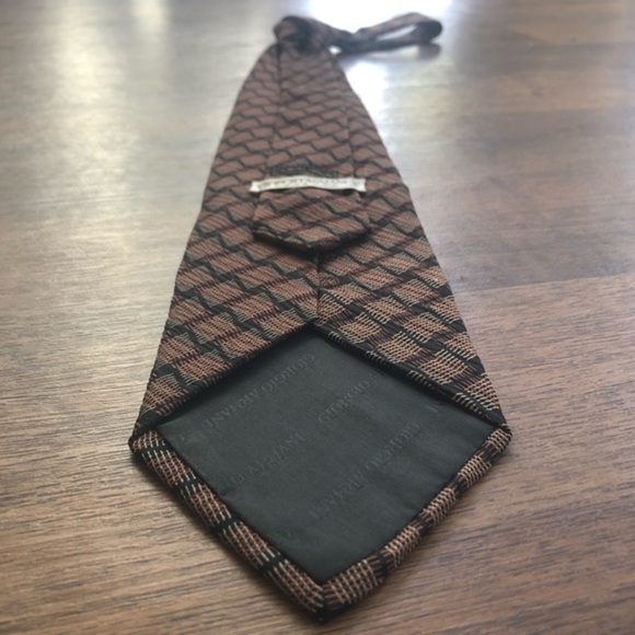 Giorgio Armani Classic Textured Silk Tie - Picture 5 of 8